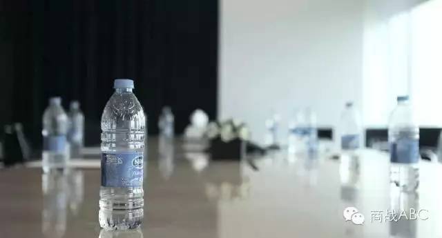 最成功的礦泉水包裝營銷：只賣半瓶水，銷量卻提高652%